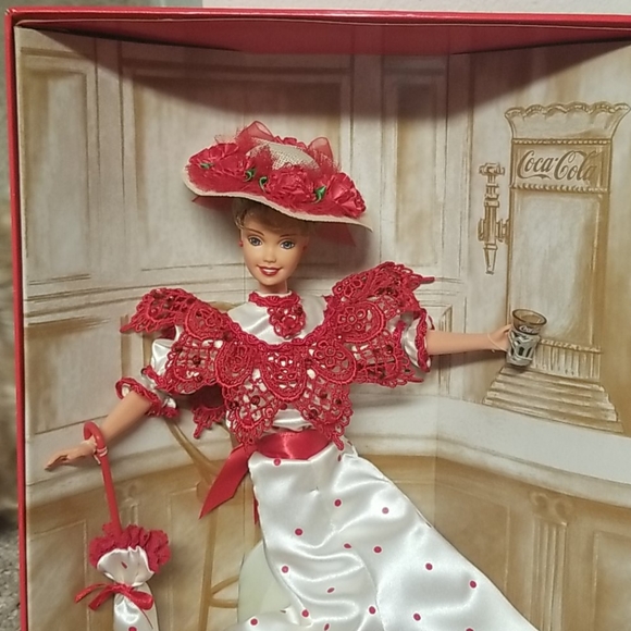 Coke Soda Fountain Barbie - Picture 3 of 7